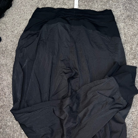 Size 8 lululemon black joggers - Picture 4 of 5